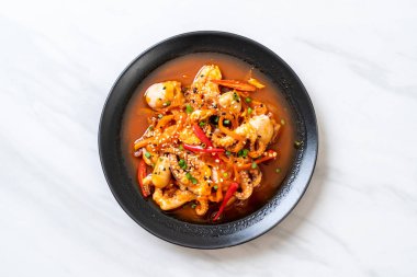 tavada kızartılmış ahtapot veya kalamar ile Kore baharatlı hamur (osam bulgogi) - Kore Gıda tarzı