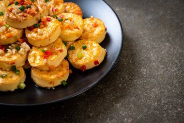 Sahanda yumurta yumuşak tofu sarımsak - sağlıklı, vegan ve sebze gıda tarzı