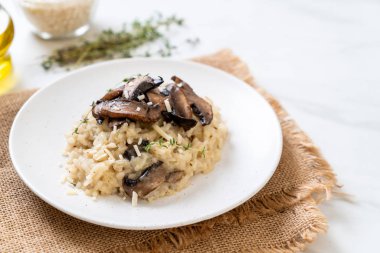 Mantar ve peynir ile ev yapımı risotto