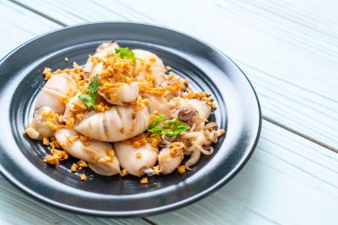 Kızarmış kalamar ya da tabakta sarımsak olan ahtapot.