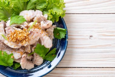 Soslu ve sebzeli haşlanmış balık sosu.