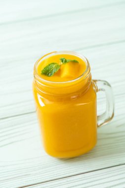 taze mango smoothies - sağlıklı yiyecek ve içecek konsepti