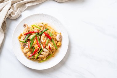 Karıştırılmış kalamar ya da tuzlu yumurtalı ahtapot - Asya deniz ürünleri tarzı