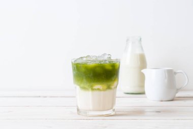 Buzlu kibrit yeşil sütlü latte.