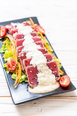 Sebze salatası ve soslu taze ton balığı. Sağlıklı yiyecek.