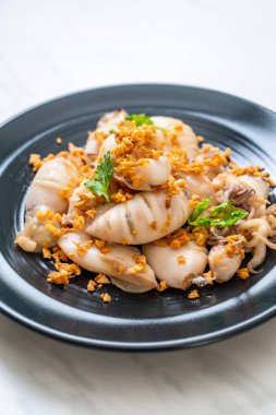 Kızarmış kalamar ya da tabakta sarımsak olan ahtapot.