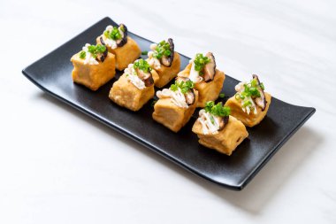 Shitake Mantarlı ızgara Tofu ve Altın İğne Mantarı - sağlıklı, vejetaryen veya vejetaryen yemek tarzı