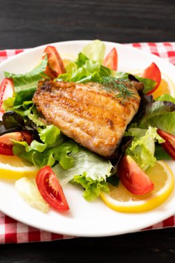 Izgara balık bifteği.