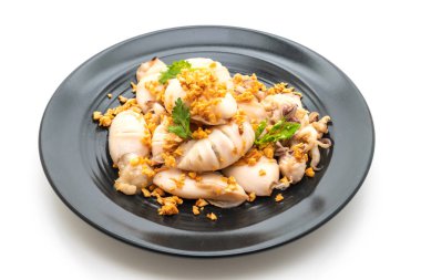 Kızarmış kalamar ve ahtapot beyaz arka plan üzerinde izole sarımsak ile