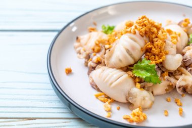 Kızarmış kalamar ya da tabakta sarımsak olan ahtapot.