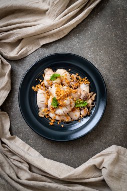 Kızarmış kalamar ya da tabakta sarımsak olan ahtapot.