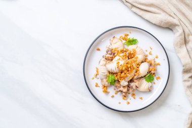 Kızarmış kalamar ya da tabakta sarımsak olan ahtapot.