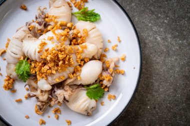 Kızarmış kalamar ya da tabakta sarımsak olan ahtapot.