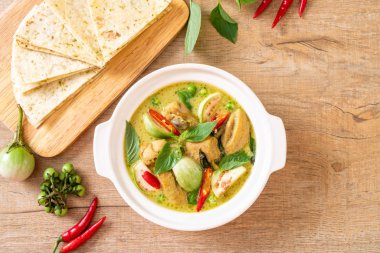 Roti ve yeşil köri tavuk - Müslüman gıda