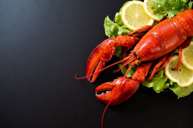 taze Haşlanmış istakoz sebze ve limon ile