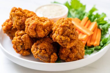 Sebzeli kızarmış tavuk kanadı.