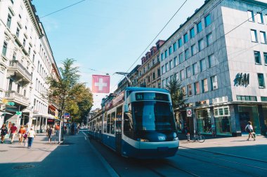 Zürih, İsviçre - 23 Ağustos 2018: Zürih Şehri, İsviçre kaldırımlarda insanlar yürüyüş yaparken bir tramvay merkezi Bahnhofstrasse sürücüler.