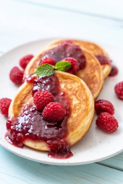 Taze ahududu ve frambuaz sos ile sufle gözleme