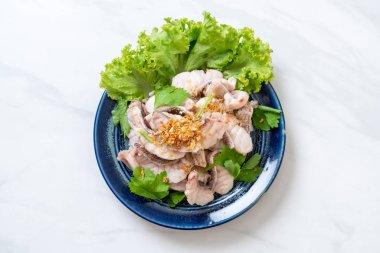 Soslu ve sebzeli haşlanmış balık sosu.