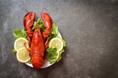 taze Haşlanmış istakoz sebze ve limon ile