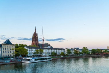 Frankfurt am Main manzarası twilight saat sırasında.
