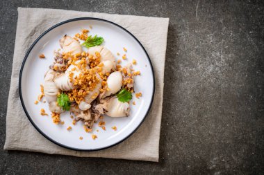 Kızarmış kalamar ya da tabakta sarımsak olan ahtapot.