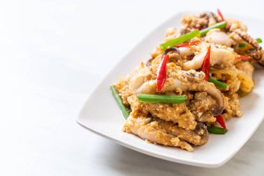 Karıştırılmış kalamar ya da tuzlu yumurtalı ahtapot - Asya deniz ürünleri tarzı