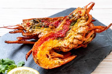 Limonlu ızgara ıstakoz biftek.