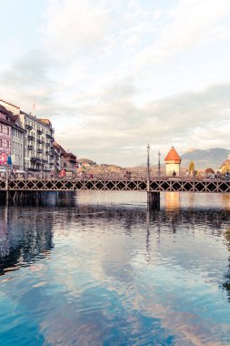 Luzern, İsviçre - 28 Ağustos 2018: Görünüm Luzern city, nehir Reuss eski bina, Luzern, İsviçre, Europe ile.