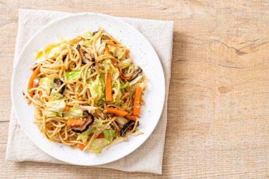 tavada kızartılmış yakisoba noodle sebzeli - vegan ve vejetaryen yiyecekler