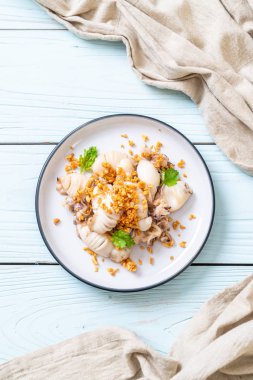 Kızarmış kalamar ya da tabakta sarımsak olan ahtapot.