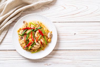 Karıştırılmış kalamar ya da tuzlu yumurtalı ahtapot - Asya deniz ürünleri tarzı