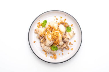 Kızarmış kalamar ve ahtapot beyaz arka plan üzerinde izole sarımsak ile