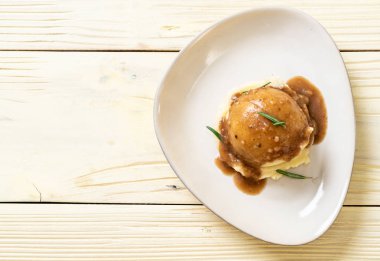 Ev yapımı soslu patates püresi.