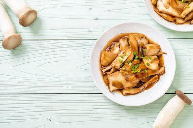 İstiridye soslu kızarmış kral istiridye mantarı. Sağlıklı, vejetaryen ya da vejetaryen yemek tarzı.