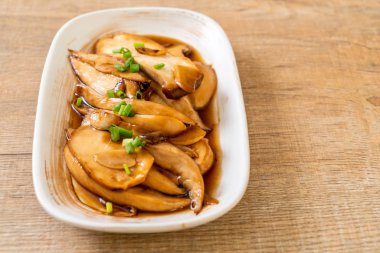 İstiridye soslu kızarmış kral istiridye mantarı. Sağlıklı, vejetaryen ya da vejetaryen yemek tarzı.