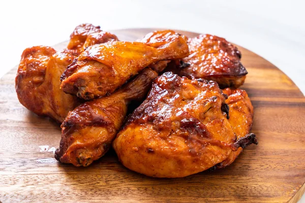 Grillezett Grillezett Csirke Asztalon — Stock Fotó