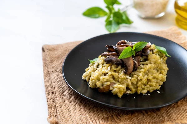 Hausgemachtes Pilzrisotto Mit Pesto Und Käse — Stockfoto