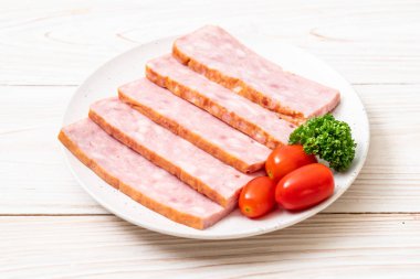 dilimlenmiş taze çiğ pastırma Barbekü