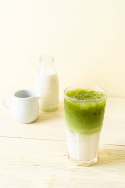 Buzlu kibrit yeşil sütlü latte.