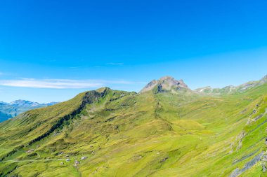 Güzel Alps dağ Grindelwald, İsviçre mavi gökyüzü ile