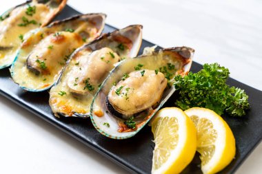 Peynirli taze midye.