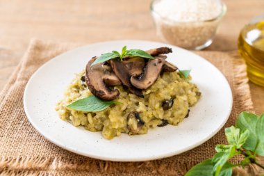 Pesto ve peynir ile ev yapımı Mantarlı Risotto