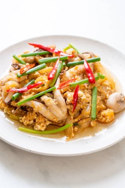 Karıştırılmış kalamar ya da tuzlu yumurtalı ahtapot - Asya deniz ürünleri tarzı