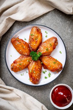 Beyaz susamlı ızgara tavuk kanadı.