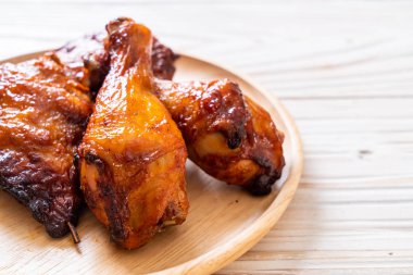 Masada ızgara ve ızgara tavuk.