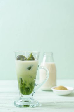 Matcha yeşil çay buzlu cam sütlü