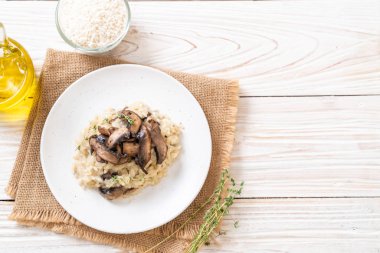 Mantar ve peynir ile ev yapımı risotto