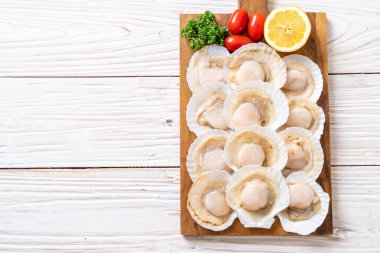 Ahşap tahta üzerinde taze kabuk tarak