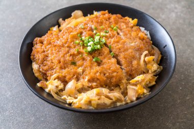 Kızarmış domuz pirzolası kasesi (Katsudon) - Japon yemek tarzı
